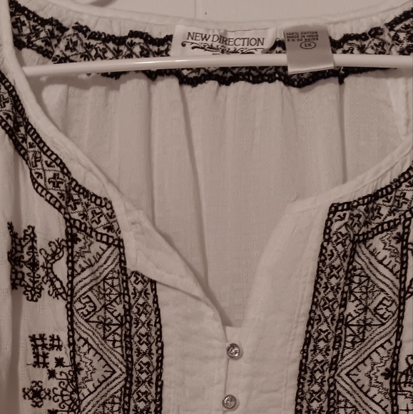 New Direction Embroidered blouse 1X (defect on left sleeve button hole) see pic. - Picture 2 of 4